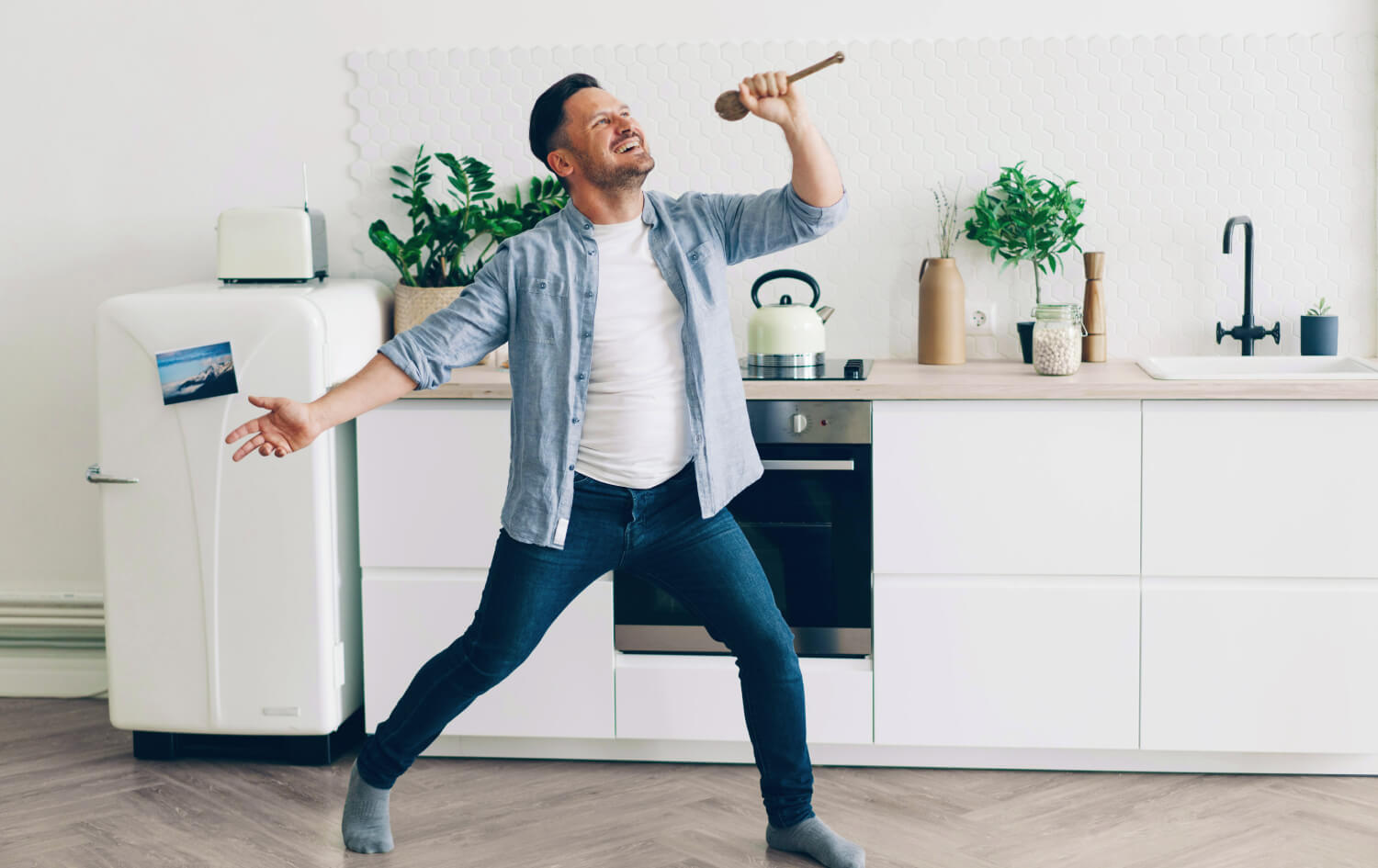 Richtig lüften für optimale Raumfeuchtigkeit im Sommer