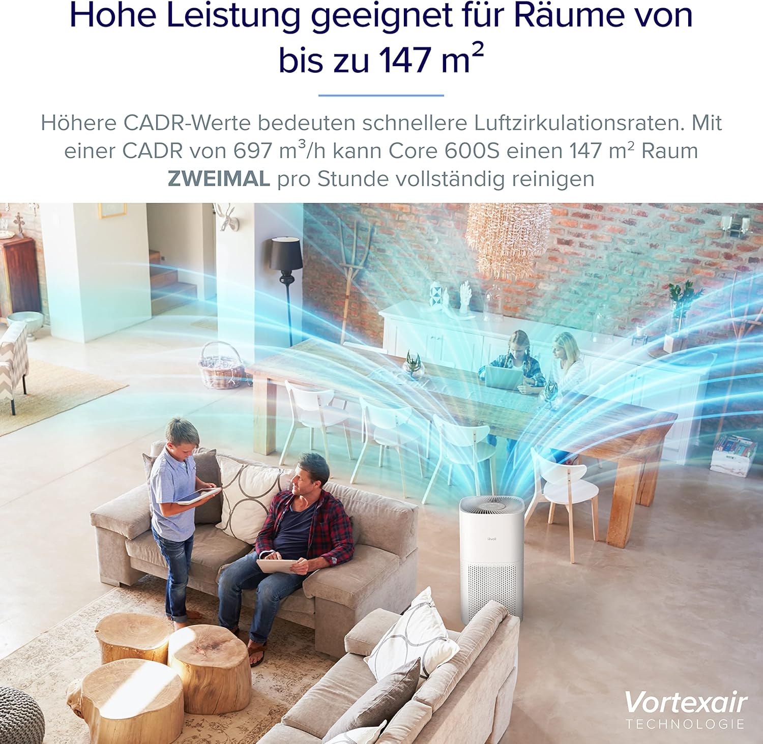Levoit Core 600S Luftreiniger in einem großen Wohnzimmer. Visualisierung der Vortexair-Technologie: Reinigung von bis zu 147m2 mit 697m3/h CADR.