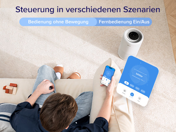 Levoit Luftreiniger mit Fernbedienung und App-Steuerung, während ein Kind mit einem Spielzeug spielt.