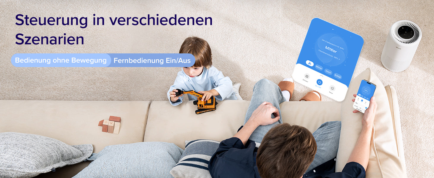Levoit Luftreiniger mit Fernbedienung und App-Steuerung, während ein Kind mit einem Spielzeug spielt.